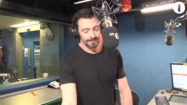 VIDEO! COOL: Hugh Jackman c&acirc;ntă pentru musicalul Wolverine