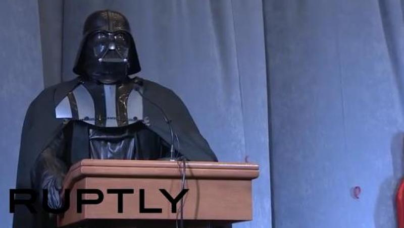 Ăla negru care respira greu, Darth Vader, candidează la preşedinţia Ucrainei