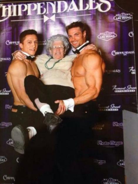 FOTO: O bunicuţă de 70 de ani e topită după striperi! Uite pe ce îşi cheltuie pensia