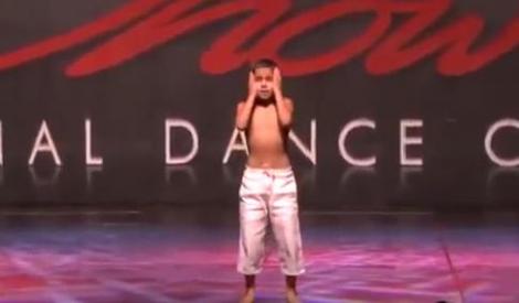 VIDEO: Un puşti de opt ani dansează atât de bine încât Monica Petrică i-ar da trei stele aurii
