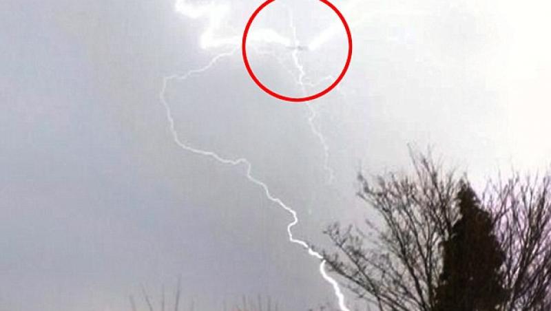 Momente TERIFIANTE! Un avion cu 174 pasageri a fost lovit de un fulger! (VIDEO)