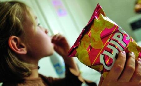 Alimentație scăpată de sub control! Pachețelul elevilor e plin de E-uri