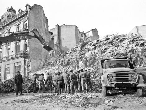 +18 Imagini groaznice cu teroarea din Bucureşti imediat după cutremurul din '77!