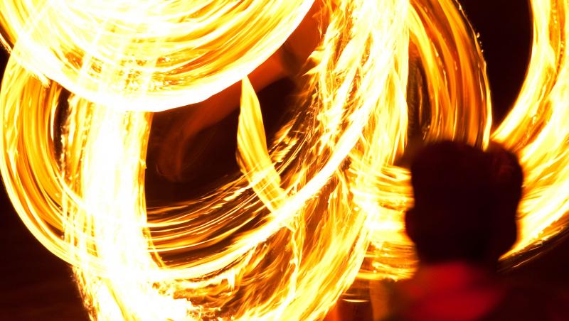 Omul ăsta scoate un foc imens pe gură! (VIDEO)