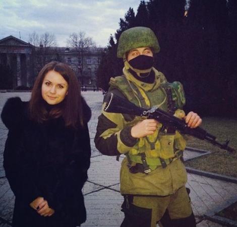 Galerie FOTO: Rusoaicele iubesc războiul! Şi-au făcut selfie-uri cu soldaţii