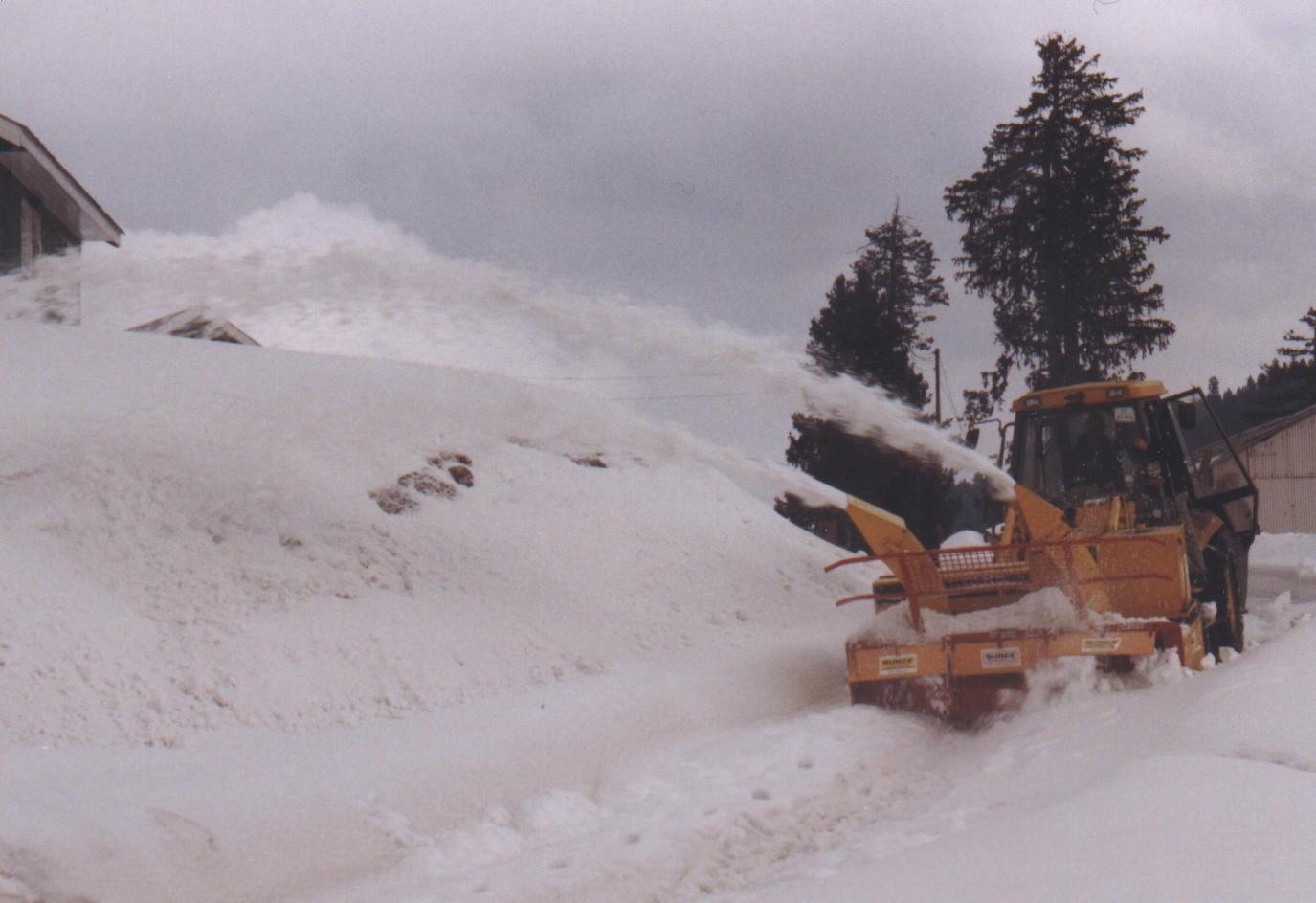 Demonstraţie &icirc;n direct a utilajelor de deszăpezire! Un reporter a fost dobor&acirc;t de un val de omăt
