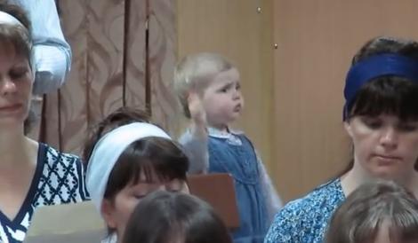 Este ADORABILĂ! O fetiță de doar trei ani dirijează un cor