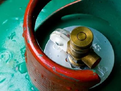 Ca-n epoca de aur! Bloc distrus, după ce un locatar a &icirc;ncercat să golească o butelie