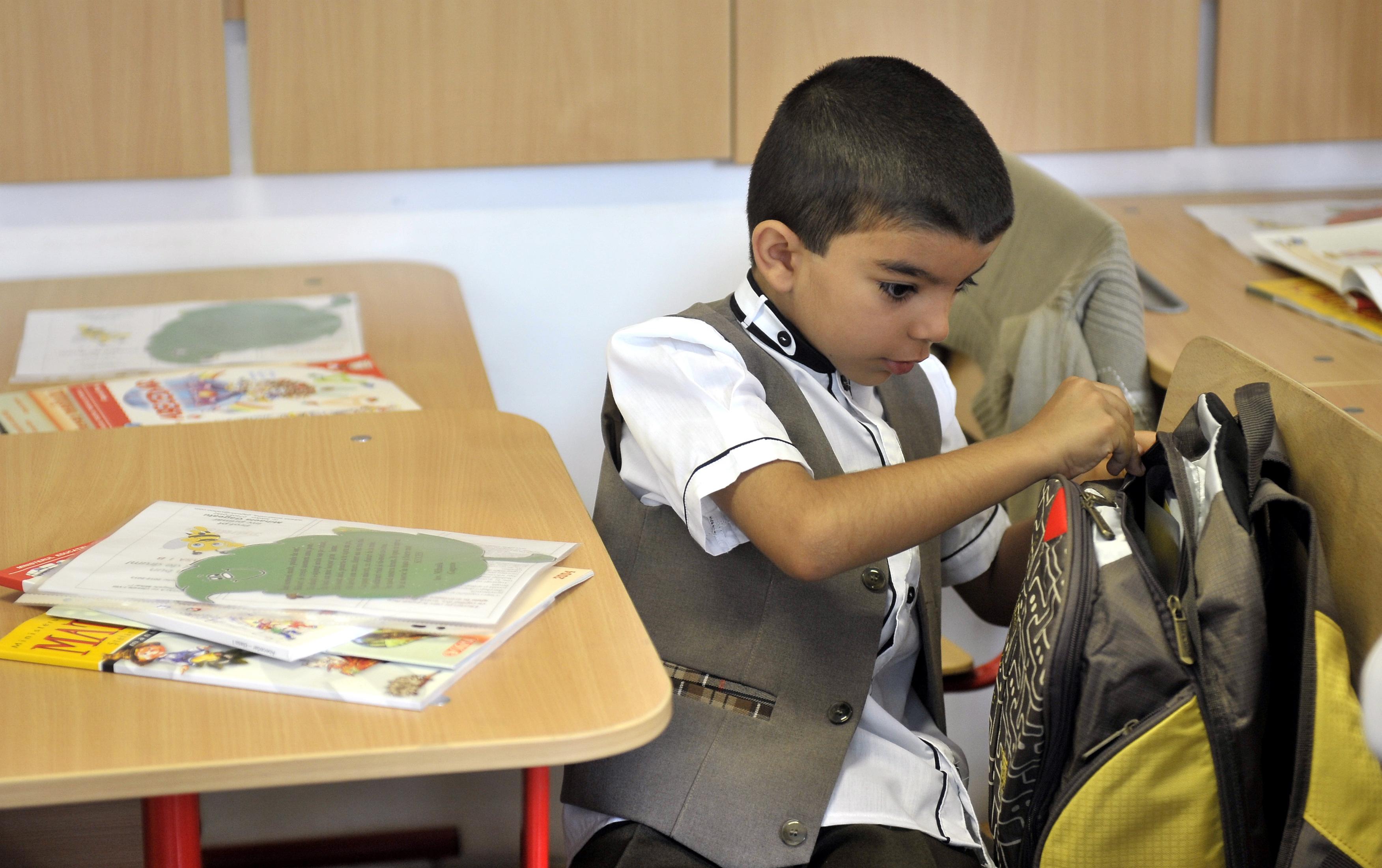 Şcoala e un lux pe care mulţi copii din Rom&acirc;nia nu şi-l permit