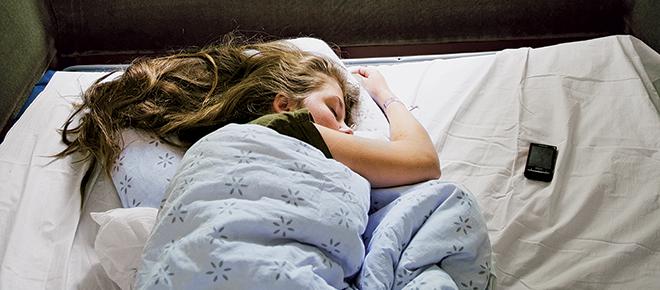 Dormi cu telefonul l&acirc;ngă cap? Trebuie să citeşti ASTA!