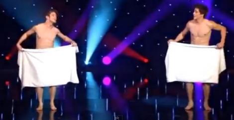 VIDEO! Cel mai amuzant dans! Doi bărbați încearcă să își țină prosopul pe ei