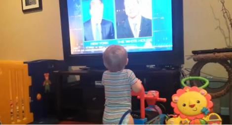 Un bebeluş plânge doar când îl vede pe un anumit prezentator de ştiri