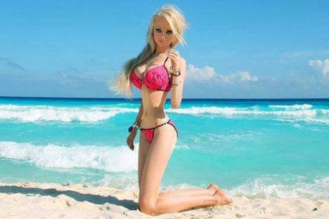 Păpuşa Barbie umană face parte dintr-o sectă ciudată: Membrii ei trăiesc doar cu apă şi lumină