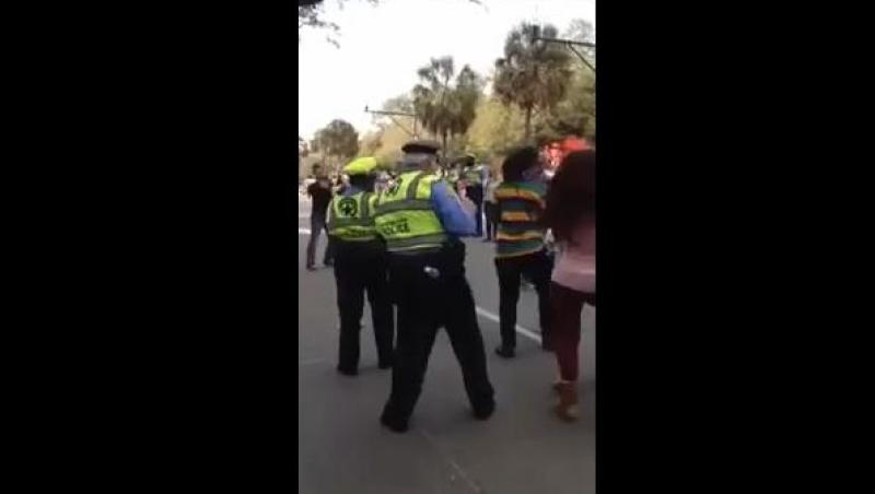 VIDEO! Doi poliţiştii au cucerit internetul cu dansul lor în stradă