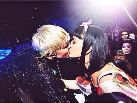 Katy Perry despre sărutul cu Miley Cyrus