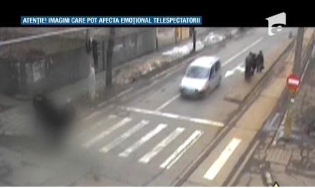 IMAGINI ȘOCANTE! Bolnav de epilepsie căzut pe stradă, ignorat de trecători