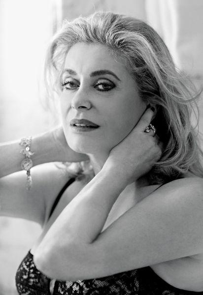 Catherine Deneuve, SENZAŢIONALĂ &icirc;n LENJERIE INTIMĂ, la 70 de ani