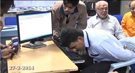 VIDEO! Un indian este cel mai rapid la scrisul la calculator cu nasul