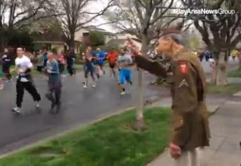 Gestul impresionant al unor maratonişti faţă de un veteran de război