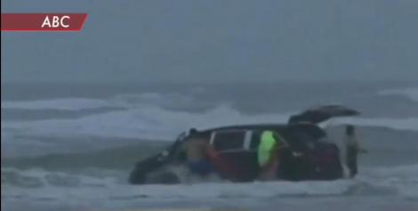 O americancă a vrut să-şi scufunde maşina în ocean, cu tot cu copiii ei la bord