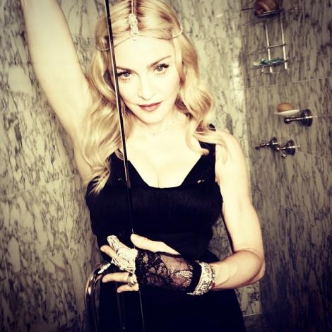 Madonna, îmbrăcată de o româncă