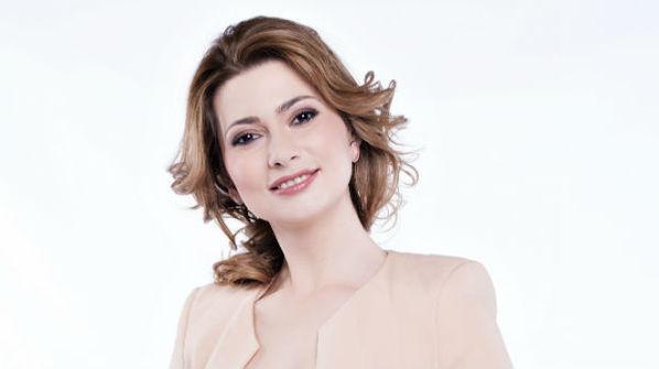Mihaela Călin, dincolo de pupitrul de ştiri e "o profă cool"!