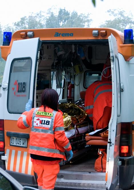 ITALIA: Un microbuz cu ROMÂNI s-a izbit de un copac. O persoană a murit şi altele sunt grav rănite!
