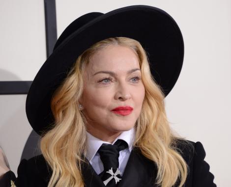 Madonna poartă hainele unui designer român!