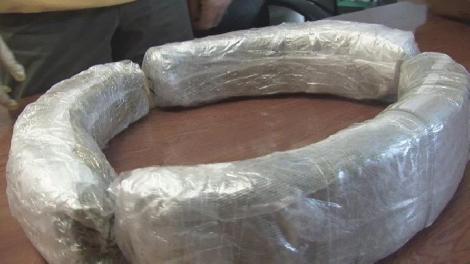 Pană cu surprize! O femeie a găsit opt kilograme de marijuana în roata de rezervă!