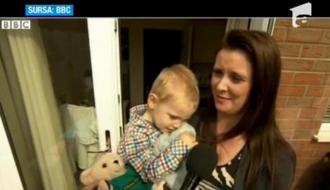 Un băieţel în vârstă de doi ani și-a salvat mama de la moarte