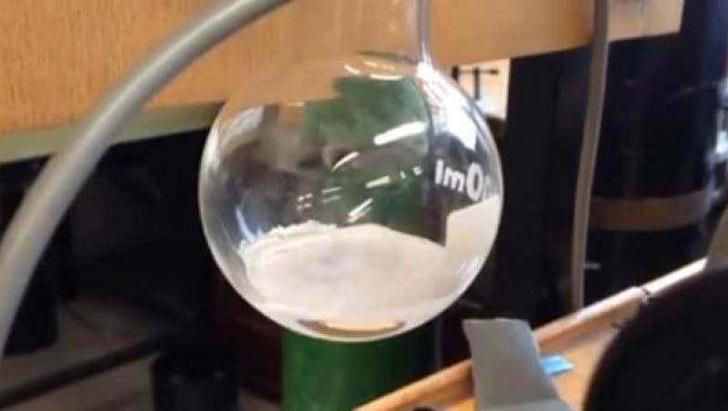 VIDEO! Uimitor: Uite cum un lichid poate fierbe şi îngheţa în acelaşi timp!