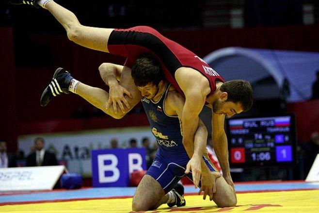 VIDEO terifiant! Un antrenor de lupte şi-a bătut crunt elevul