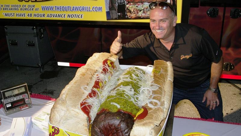 Cel mai mare hot dog din lume cântăreşte 57 de kilograme