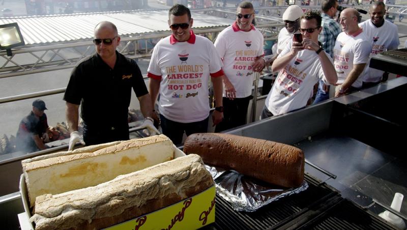 Cel mai mare hot dog din lume cântăreşte 57 de kilograme
