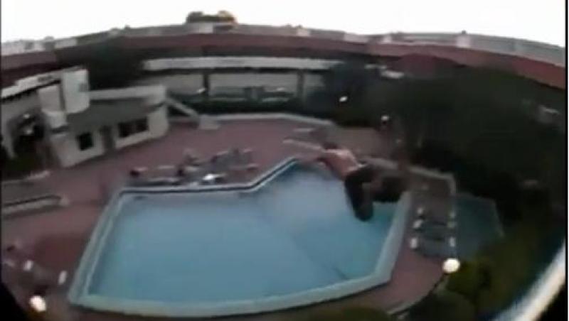 Noroc chior: Săritura în piscină, de pe balcon, care era să-l coste viaţa