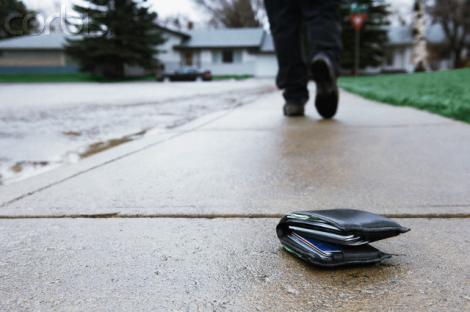 O tânără săracă a găsit un portofel pe stradă pe care l-a returnat proprietarului
