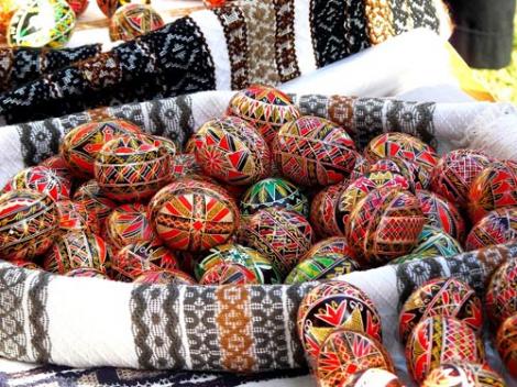 Sărbătoarea Învierii Domnului se apropie. Încodeiatul ouălelor, tradiţie străveche de Paşte