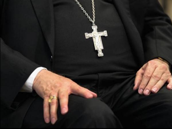 Un preot rom&acirc;n din Spania, ne&icirc;nţeles de enoriaşi