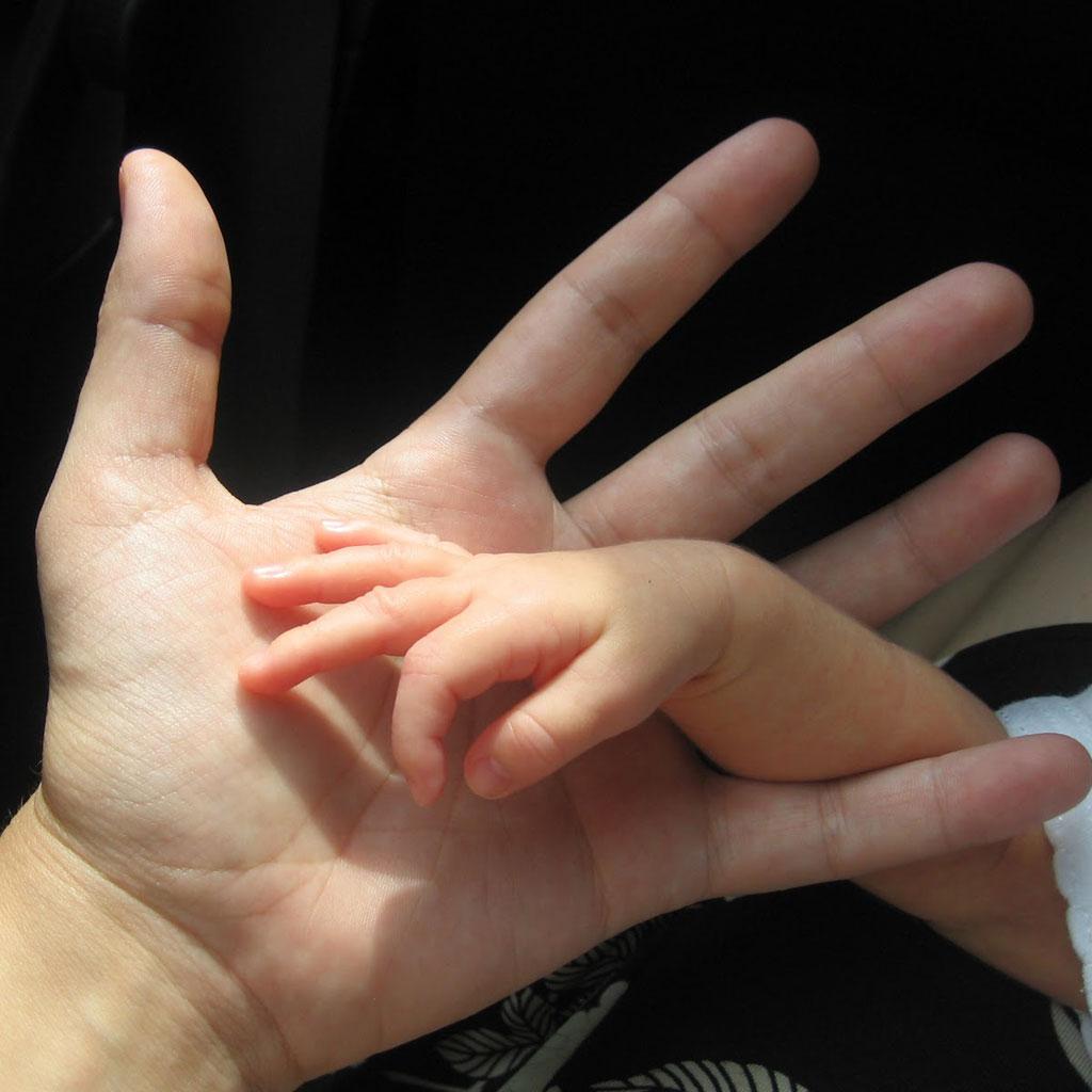 Fetiţa care s-a născut după ce mama ei ar fi fost incendiată va fi crescută de mătuşă