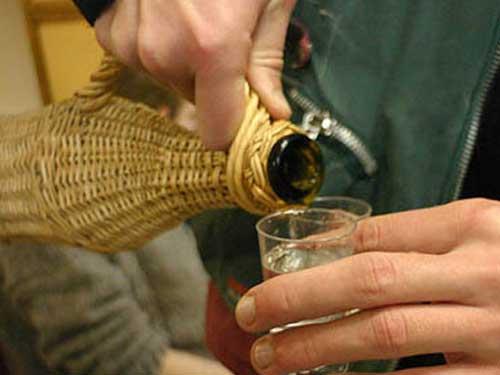 Jefuiţi &icirc;n timp ce vindeau ţuică!