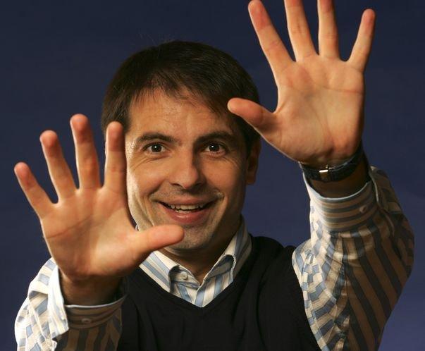 După ce a măturat pe jos cu Elena Gheorghe şi a refuzat să mai filmeze cu ea, Dan Negru i-a trimis flori