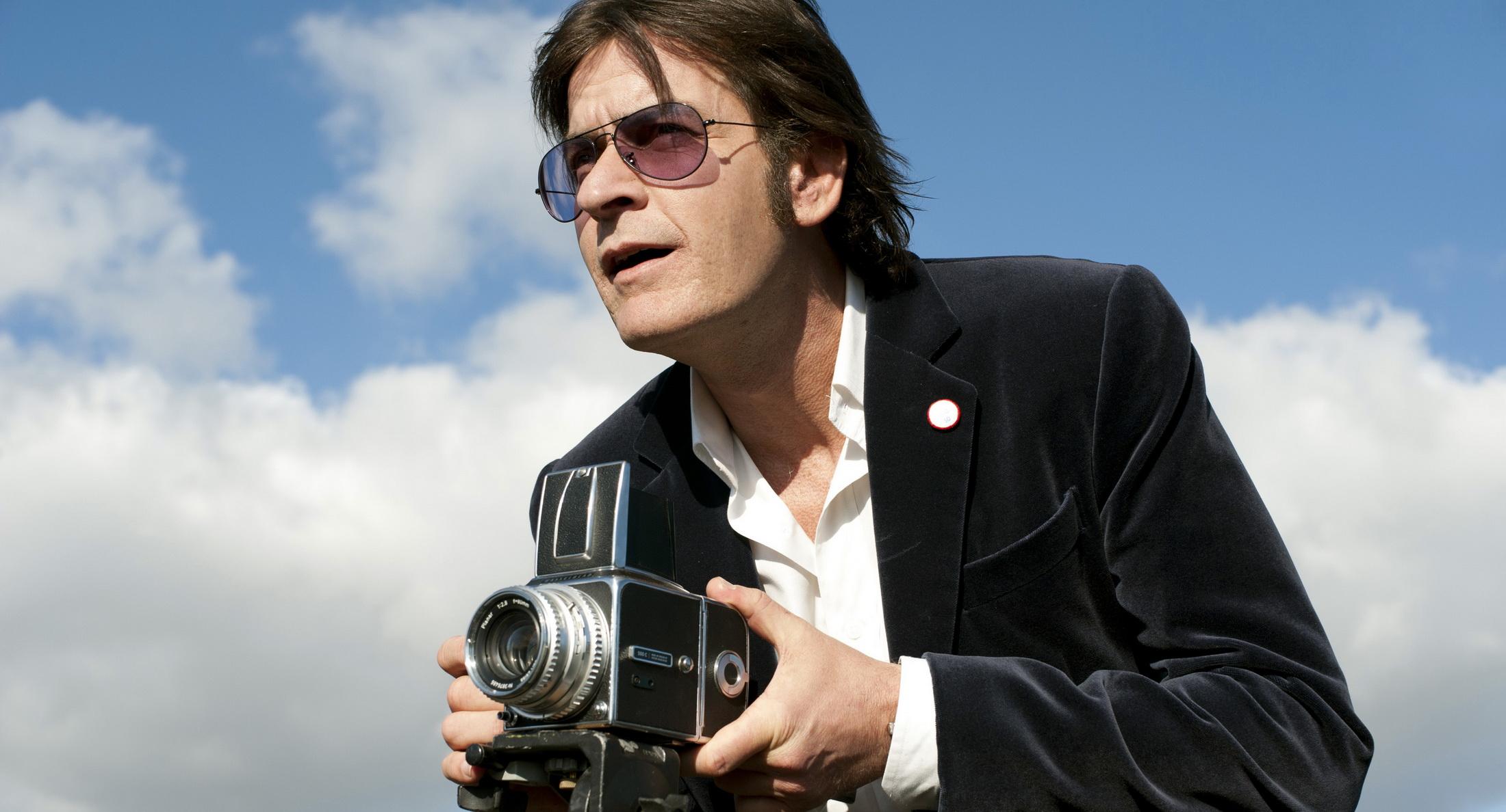 Charlie Sheen va modera o emisiune despre dragoste şi relaţii