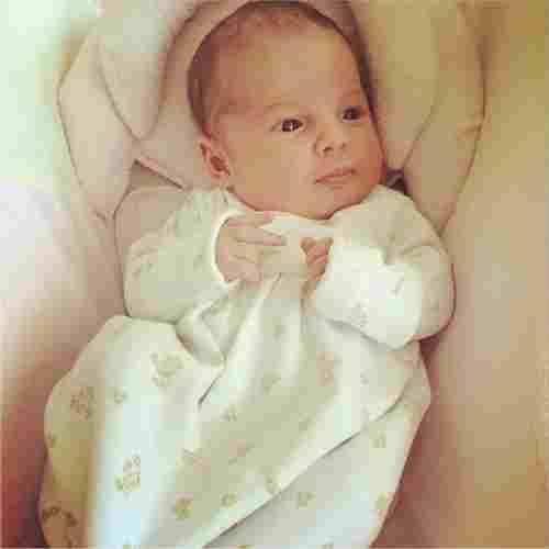 Este superbă, are 3 săptăm&acirc;ni şi a debutat pe Instagram! Cine sunt părinţii?