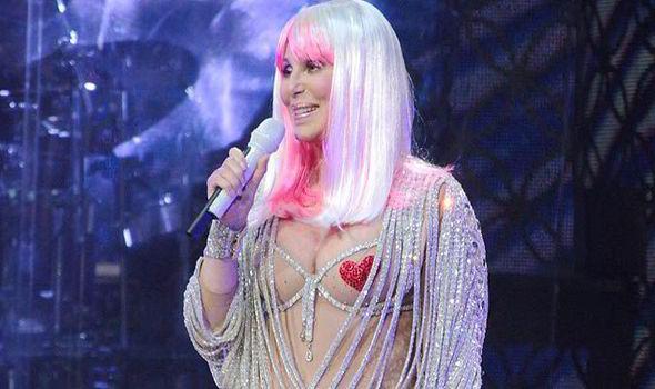 APARIȚIE ULUITOARE: Cher, la fel de provocatoare și la 67 de ani