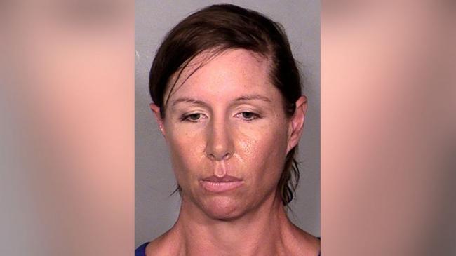 Femeia care a aruncat cu pantoful &icirc;n Hillary Clinton a fost eliberată