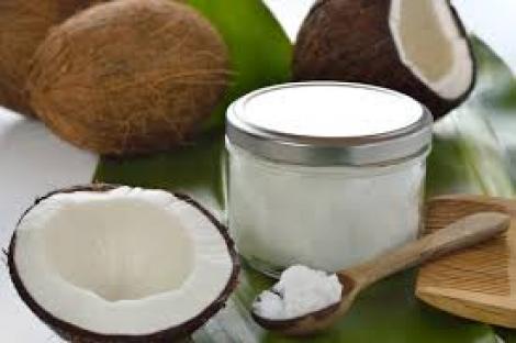 9 motive pentru care să începi imediat să-ţi cureţi dinţii cu ulei de cocos