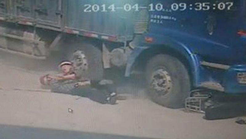 Imagini ŞOCANTE! S-a aruncat sub un camion pentru a-şi salva fiul