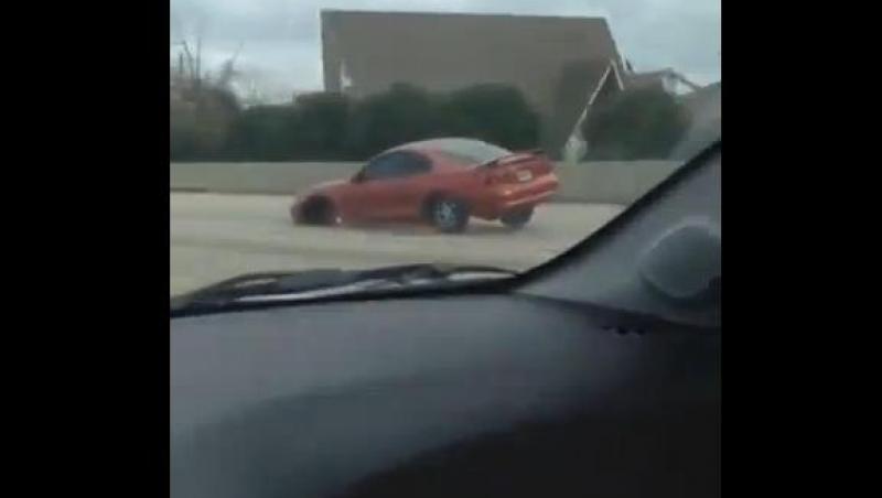 VIDEO! O femeie s-a aventurat să conducă maşina fără o roată