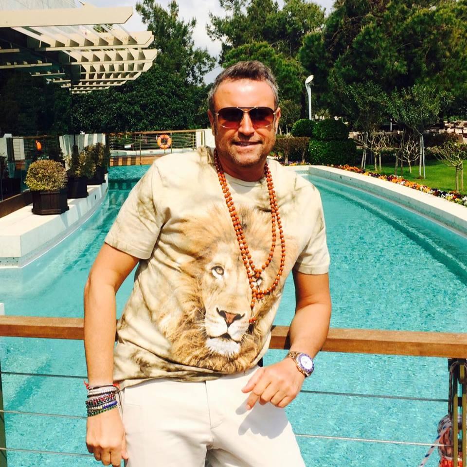 Bote ne-a spus tot! Cine este misterioasa femeie care i-a furat inima?