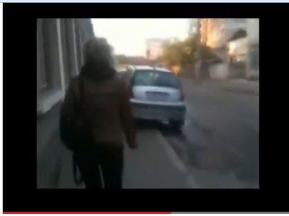 Femeia asta e SPAIMA ŞOFERILOR. Ce face maşinilor parcate pe trotuar. Cineva a filmat tot